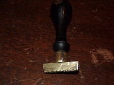Tampon bronze et bois " Bagneux ( seine ) " 10 cm de long x 3,5 de large