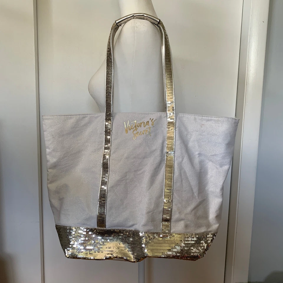 Bolsa tote Victoria's Secret branca metálica prata lantejoulas tamanho grande com zíper superior - Imagem 4 de 4