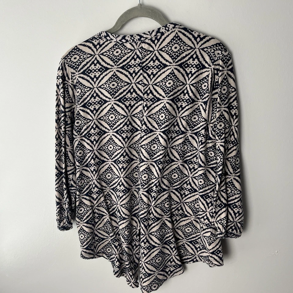 Lucky Brand Top Size Small Blouse Shirt 3/4 Sleeves Navy Blue Beige Back Slit - Image 4 of 4