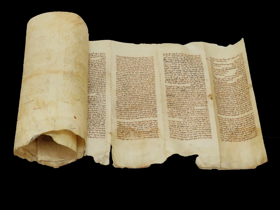 EXTREMELY RARE TORAH BIBLE FRAGMENT 250-300 YEARS OLD ON CALF PARCHMENT JEWISH - Image 2 of 4