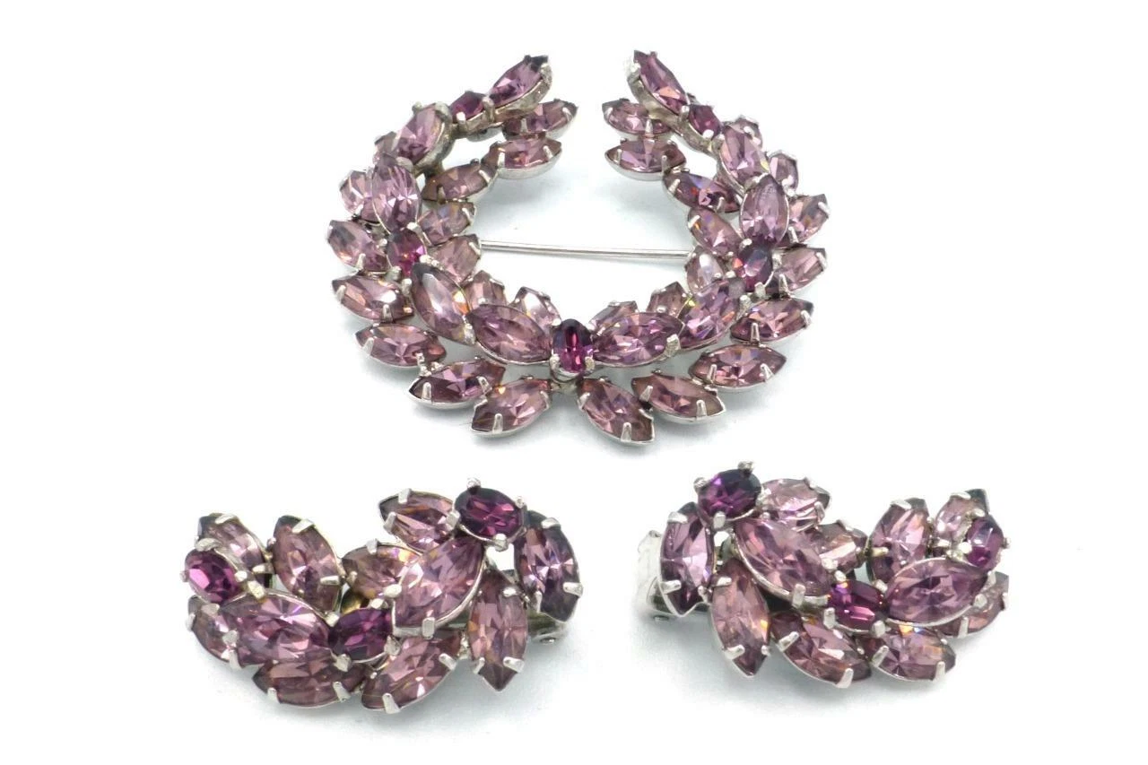 Ensemble de broches et boucles d'oreilles strass aminé et lilas années 1950 UNSGD MITCHELL MAER DIOR