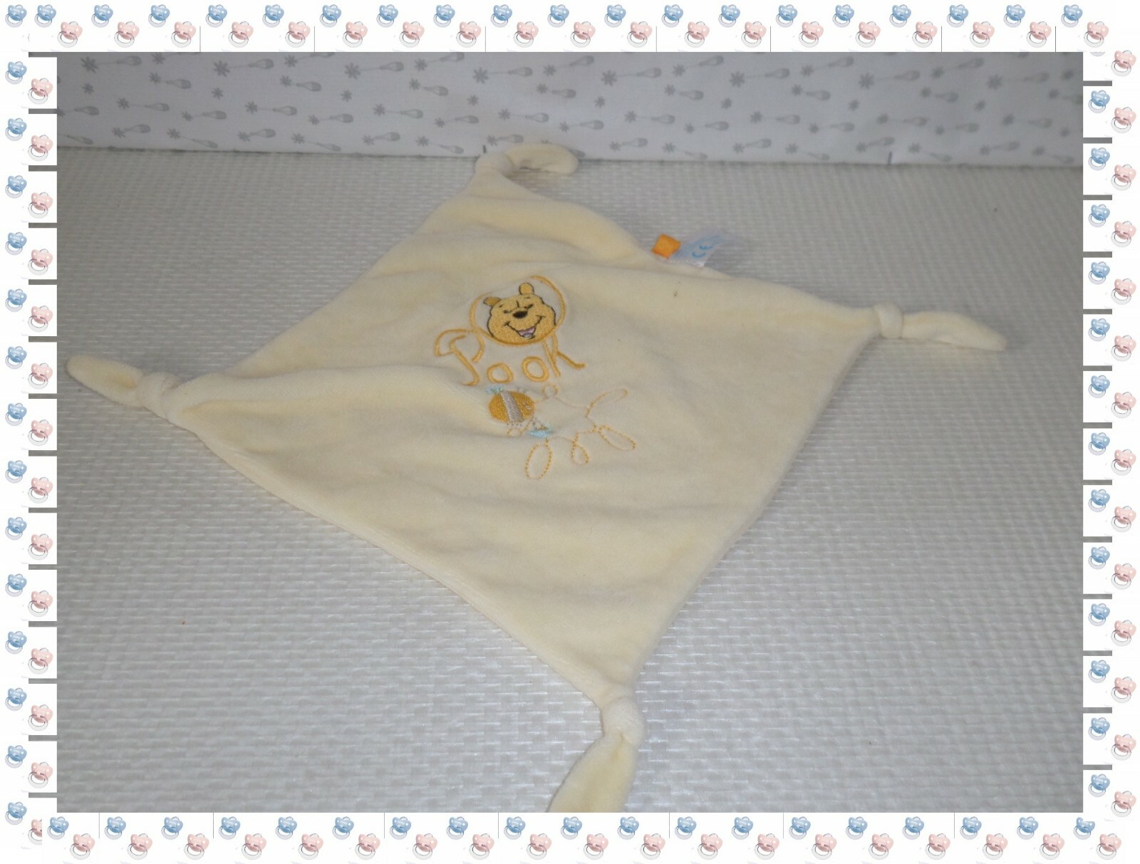 ❦- Doudou Plat Carré Winnie Pooh Jaune Pot de Miel Carrefour CMI