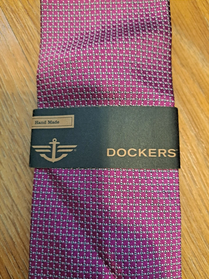 NOVA Gravata Masculina Dockers Feita à Mão Geométrica Prata Vermelha Seda Poliéster Sears - Imagem 3 de 4