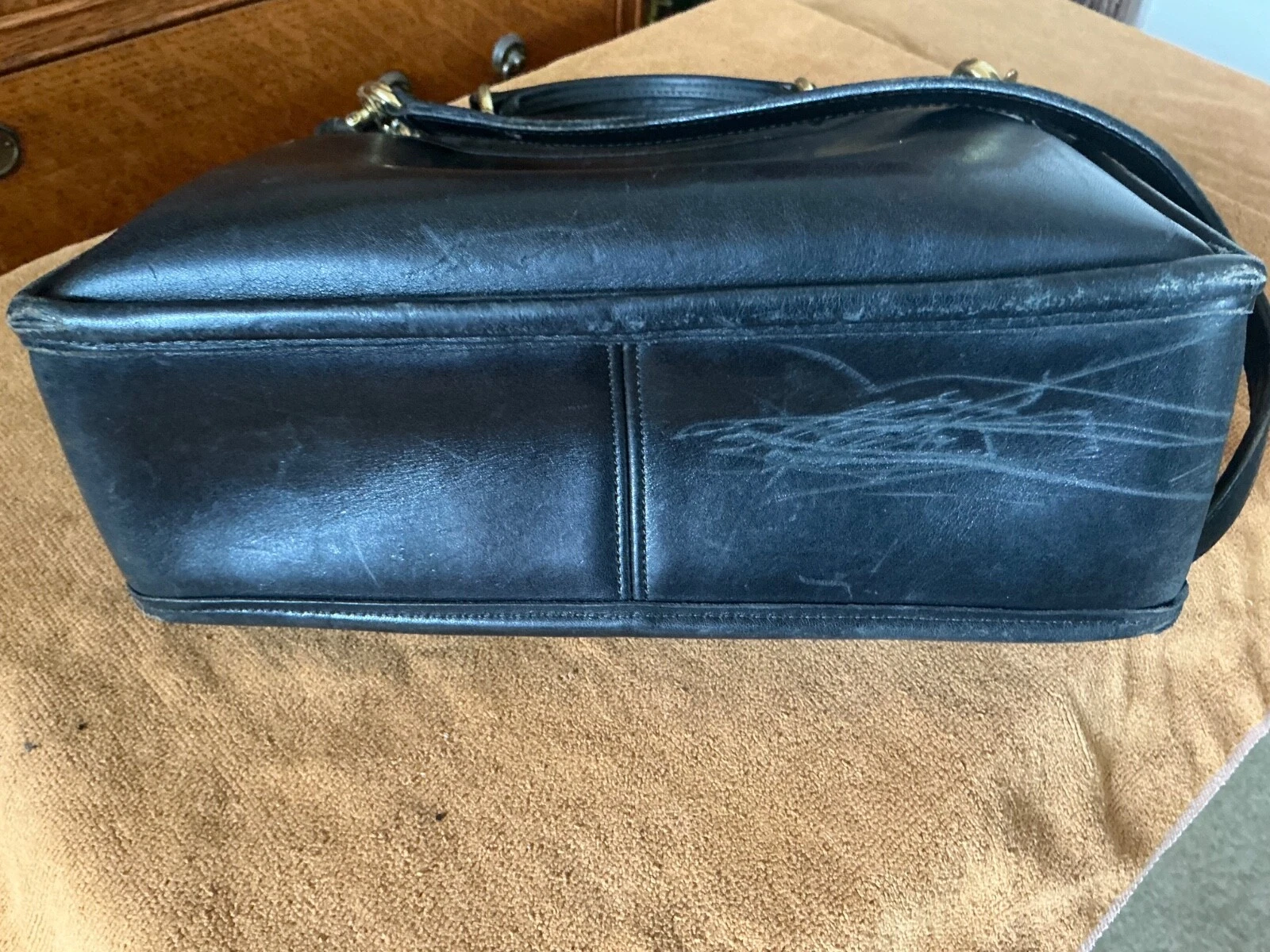 Borsa vintage Coach assistente di volo in pelle nera con cartellino da appendere timbrata all'interno.