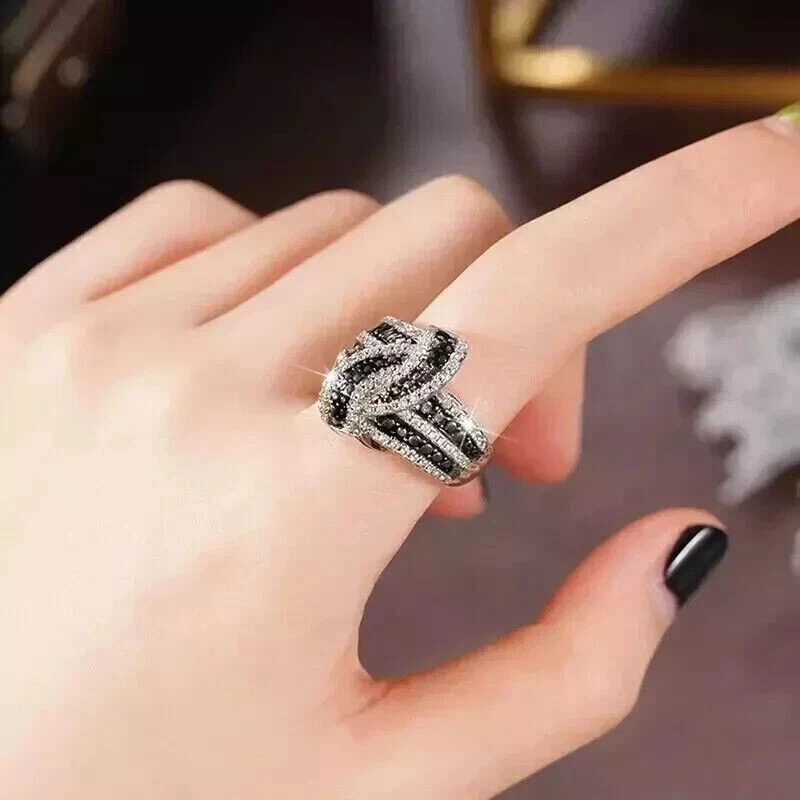 Bonito anillo de bodas de diamantes negros simulados de corte redondo de 2 quilates enchapado en oro blanco de 14 k Foto 3 de 4
