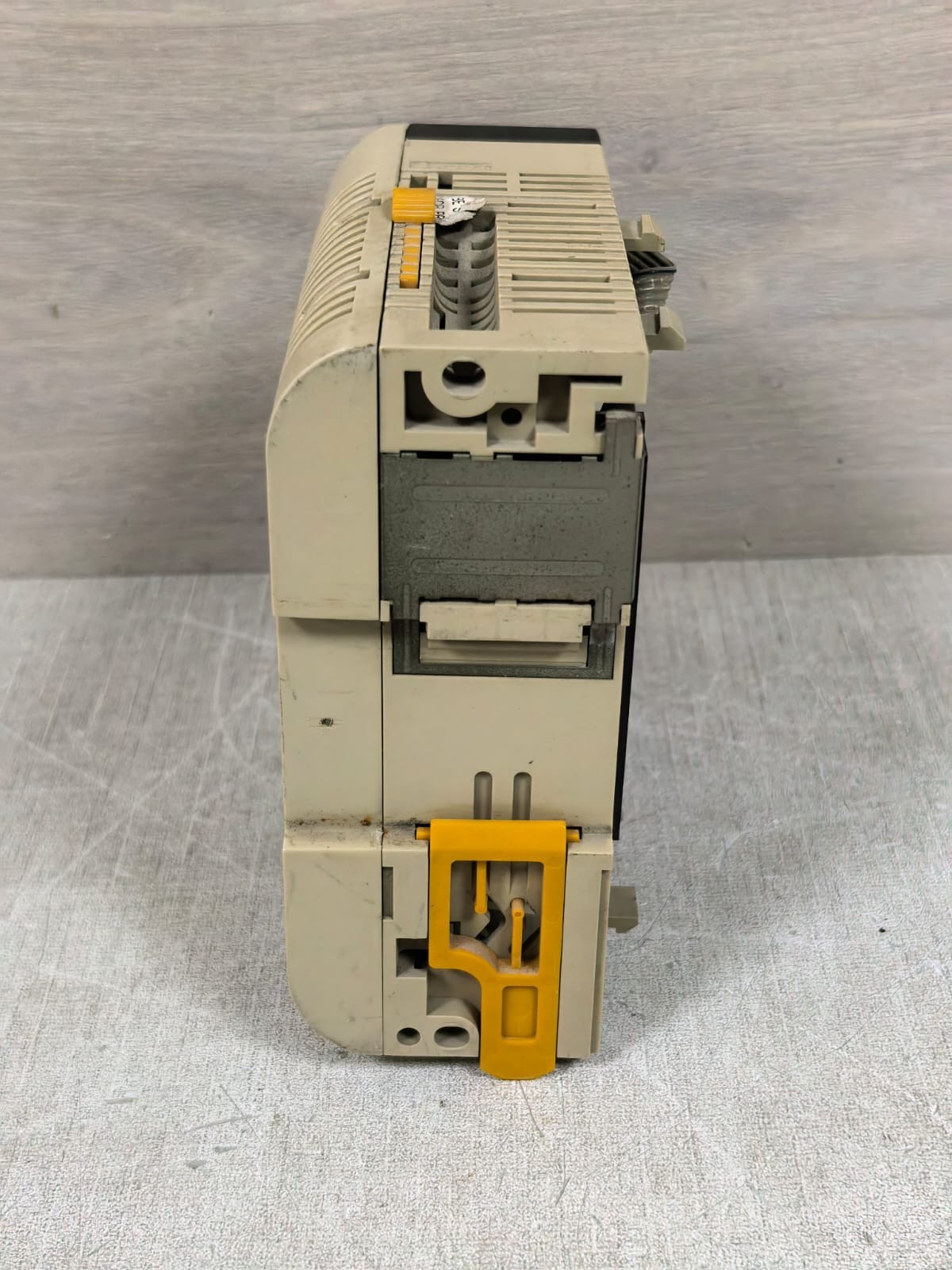Omron CQM1-OC221 OMRON CQM1-OC221 OUTPUT UNIT CONTROLLER 9