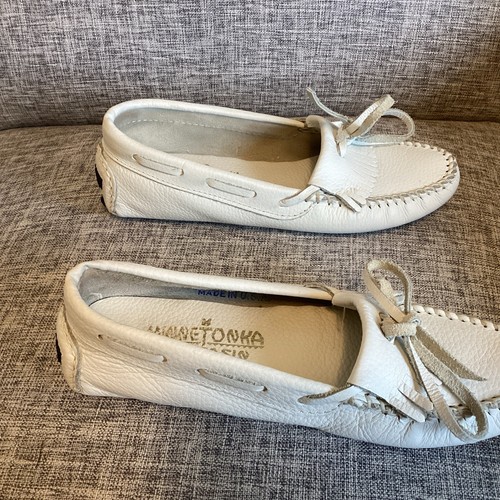 Minnetonka Womens Kilty Driving Mocassin Slip On Shoes Size 6.5 White Leather - Foto 3 di 9