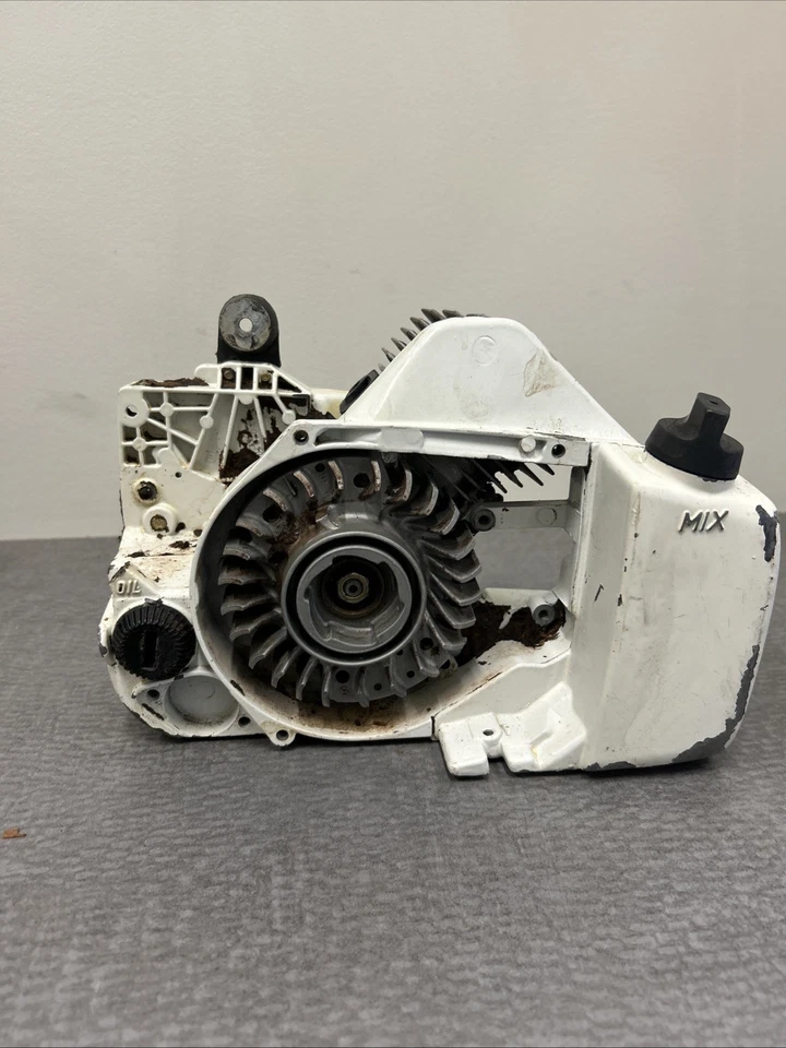 OEM USED STIHL 032AV CHAINSAW CRANKCASE, CRANKSHAFT, TANK, CYINDER, PISTON - Image 3 of 4