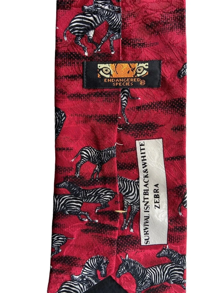 Corbata de cebra de seda roja en peligro de extinción de especies para hombre "La supervivencia no es blanca y negra" EE. UU. Foto 2 de 3