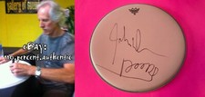 CABEZAL DE BATERÍA REMO DE 16 PULGADAS FIRMADO POR JOHN DENSMORE LAS PUERTAS *PRUEBA EXACTA*