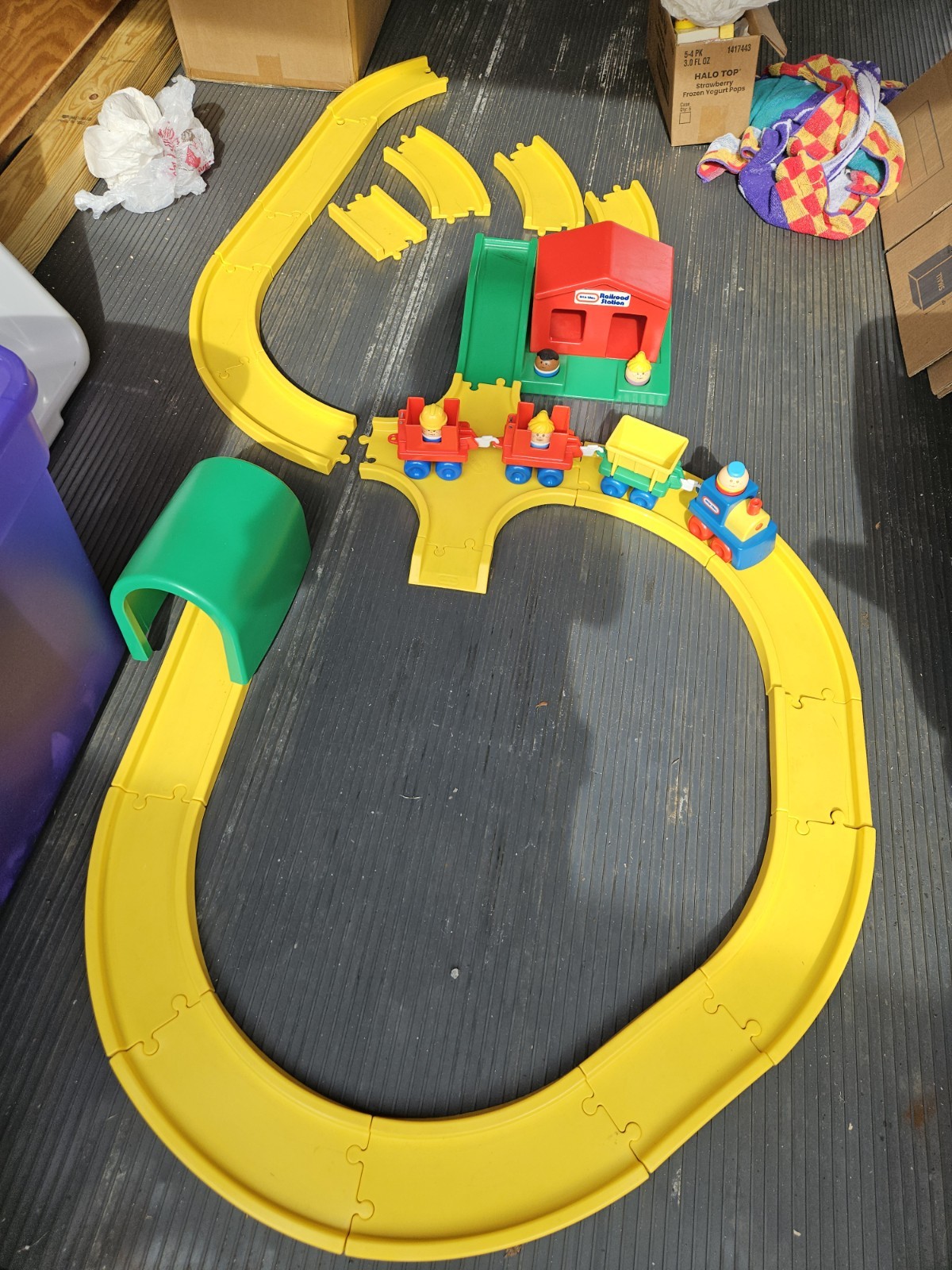 VTG LITTLE TIKES Railroad Station 23 Pc Track 5 People 4pc T