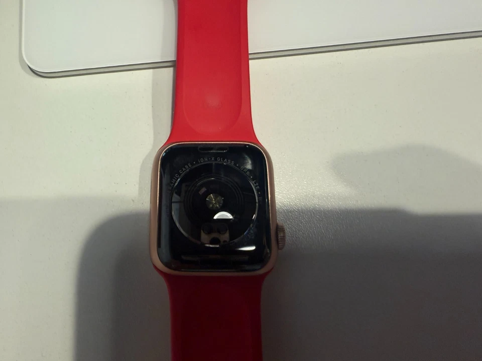 Apple Watch Series 4 40 毫米(GPS + 蜂窝网络)铝合金表壳 - 上好 — 第 3/4 张图片