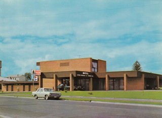 POSTCARD OF RADIATA MOTEL MILLICENT SOUTH AUSTRALIA AUSTRALIA [PC 523]