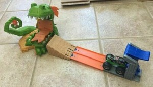 hot wheels monster jam dragon arena attack playset