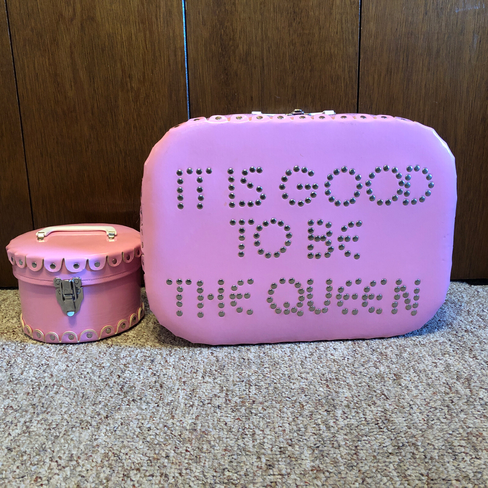 Set￼ &ldquo;it Is Good To Be The Queen&rdquo;