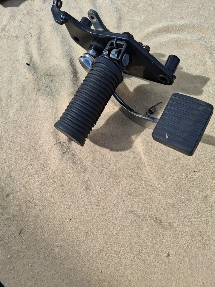 Правый ножной колышек для водителя Kawasaki Vulcan Vn800 1995-2006 годов выпуска с педалью тормоза - Изображение 2 из 4