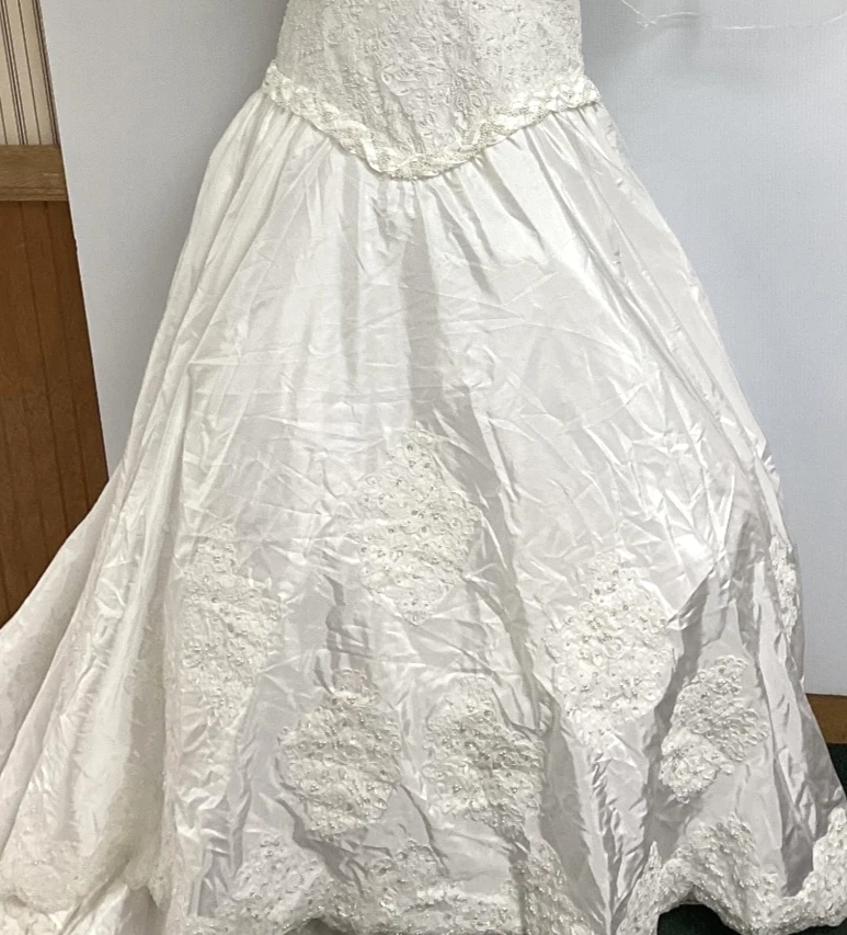 Private Label by G Crisp White Taffeta Short Sleeve Wedding Dress Gown Plus Size - Image 3 of 4