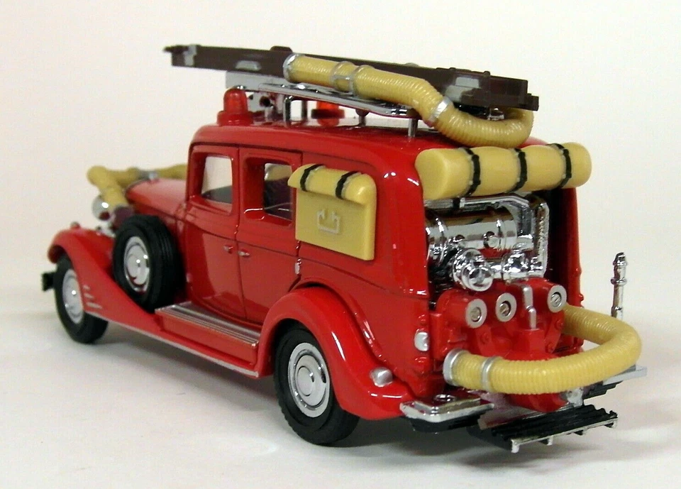 Matchbox Yesteryear - YFE03 1953 Cadillac Fire Wagon Diecast model Car / Truck - Image 3 of 4