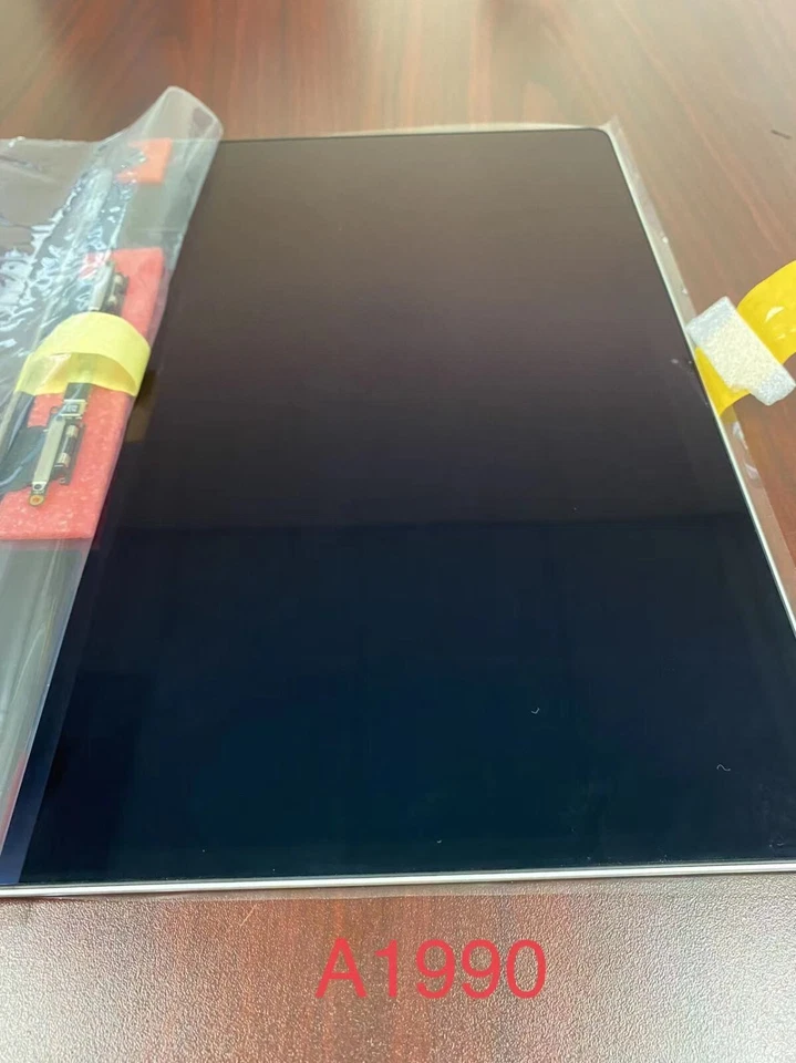 Genuine New Macbook Pro Retina 15" A1990 2018 LCD Screen Assembly (Silver) - Image 3 of 3