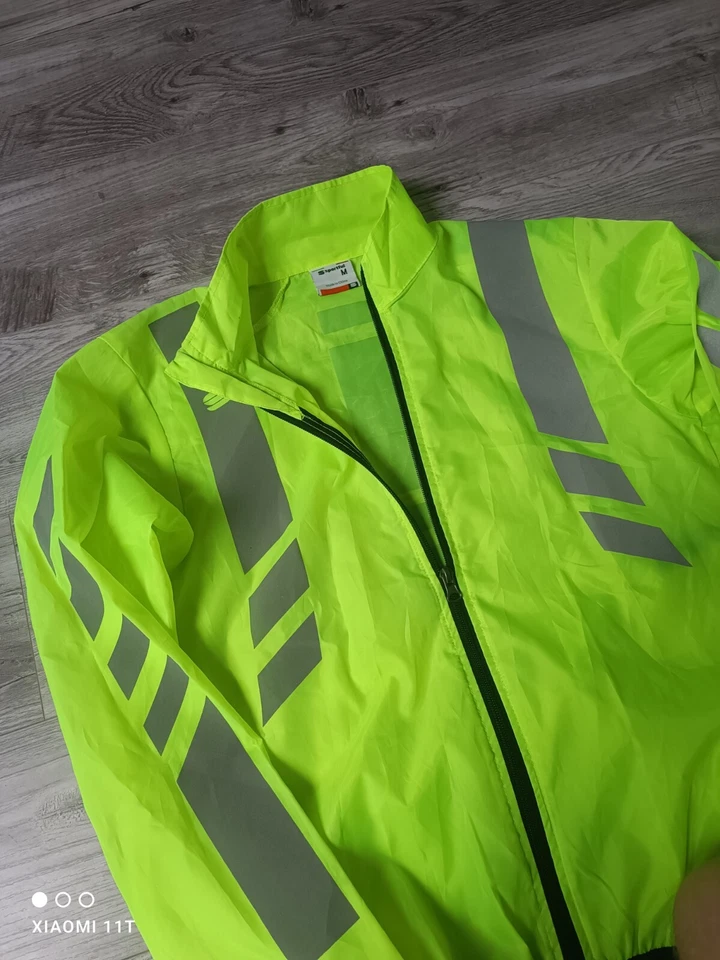  Sportful Cycling  Rain Jacket  Size M Green Sports Equipment  - Image 3 of 4