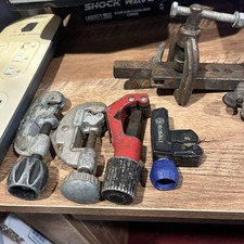 4 coupe-tubes et un outil de torchage