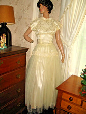 VINTAGE 1940s PALE YELLOW TULLE/LACE EVENING GOWN-CUT ON BIAS-SIDE METAL ZIPPER