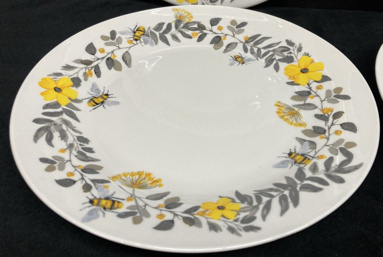 Royal Norfolk Bumble Bee Flower Dinner and Salad Plates Set of 8