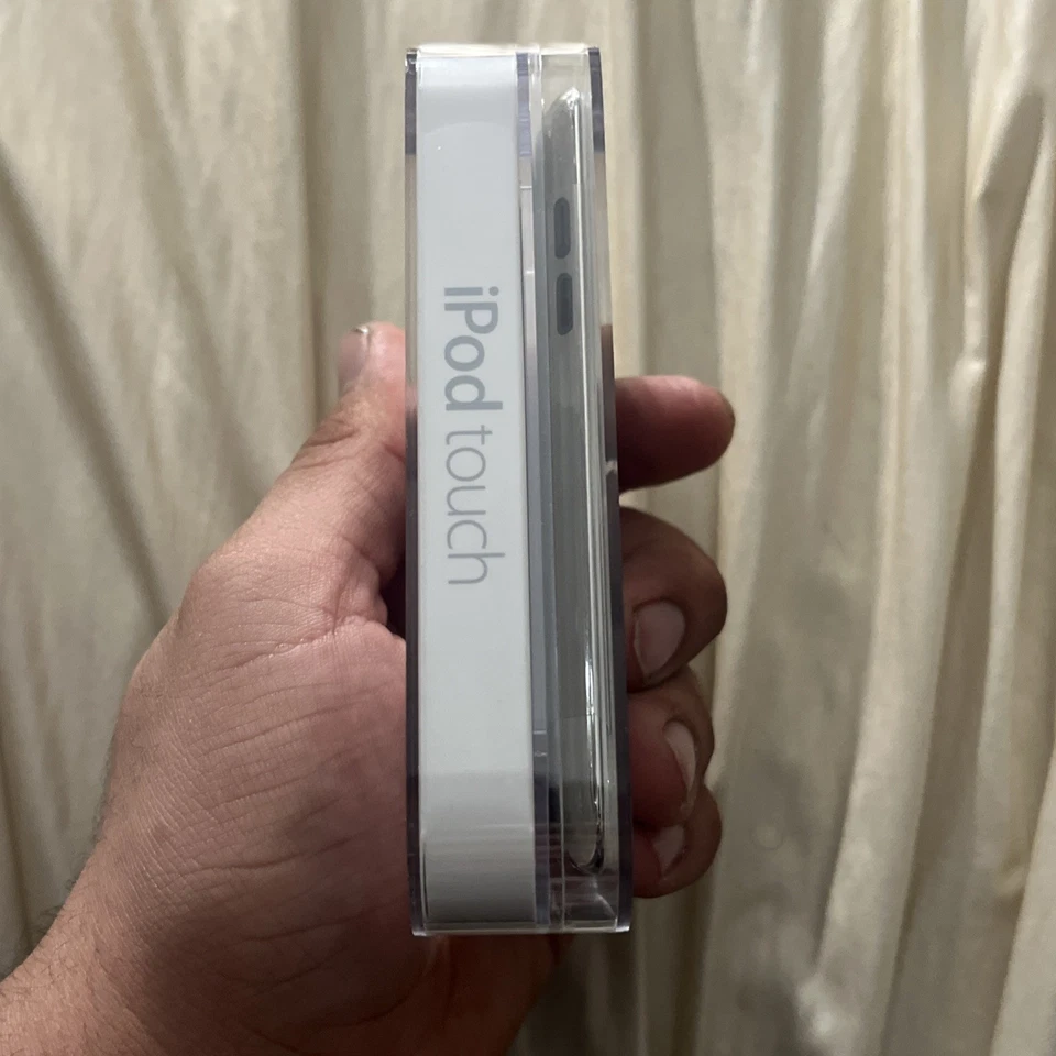 New iPod Touch 4th Gen 32GB 64GB Black White Fast Shipping 1 Year Warranty - Image 3 of 4