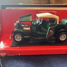 Road Signature Collection 1932 Ford Roadster Street Rod Diecast Car 1 18