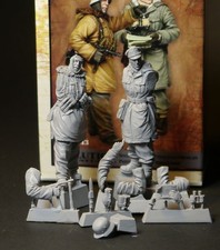 1/35 Resin Figure WWII Winter Officers 2 Figures Unpainted Unassembled