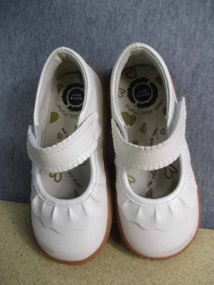 Zapatos planos Livie & Luca para niñas pequeñas talla 6 blancos de cuero Ruche Mary Jane Foto 4 de 4