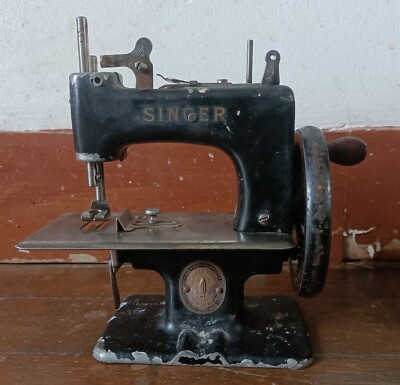 Machine à coudre Singer Enfant Start 1306 avec livre