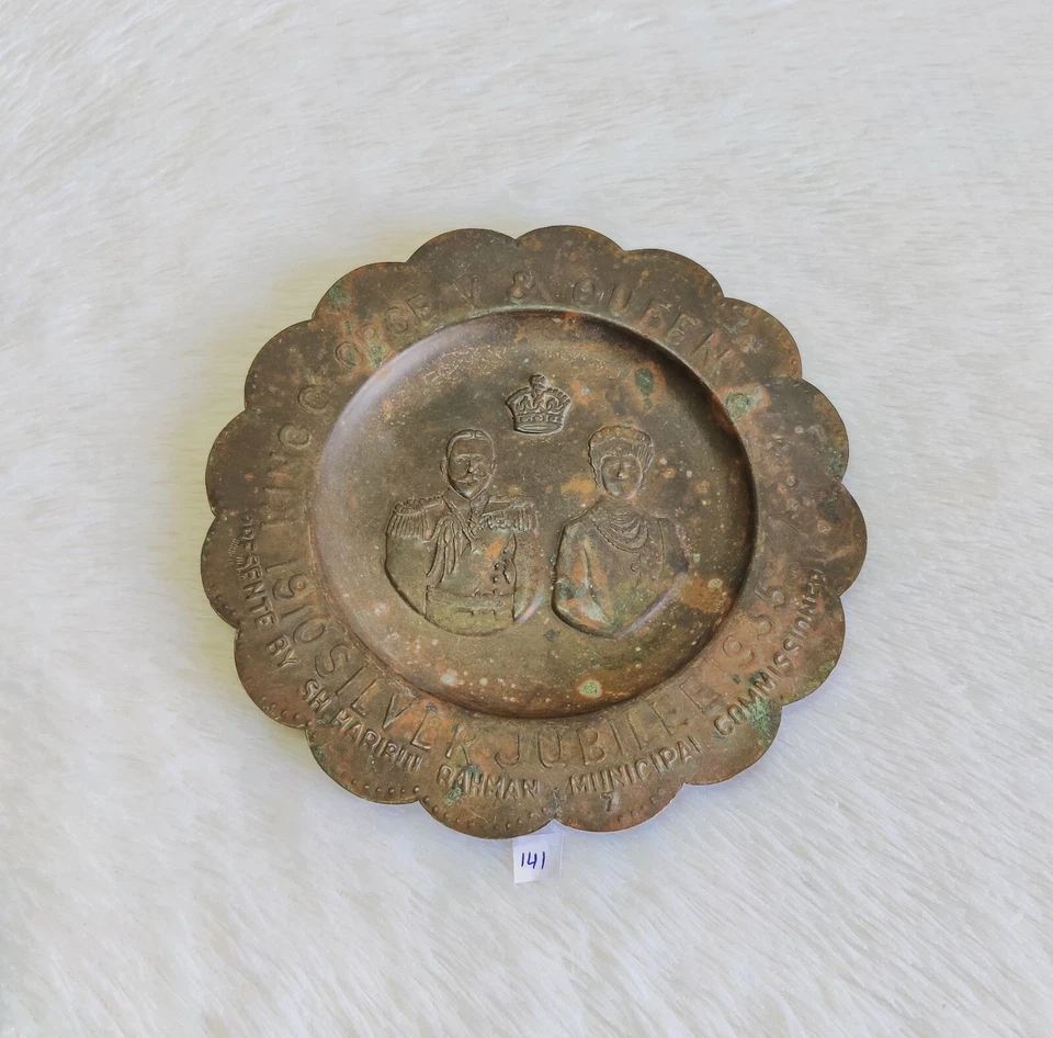 Antiguo Rey Jorge V y Reina María 1910 Plata Jubileo Latón Plato Regalo Foto 3 de 4