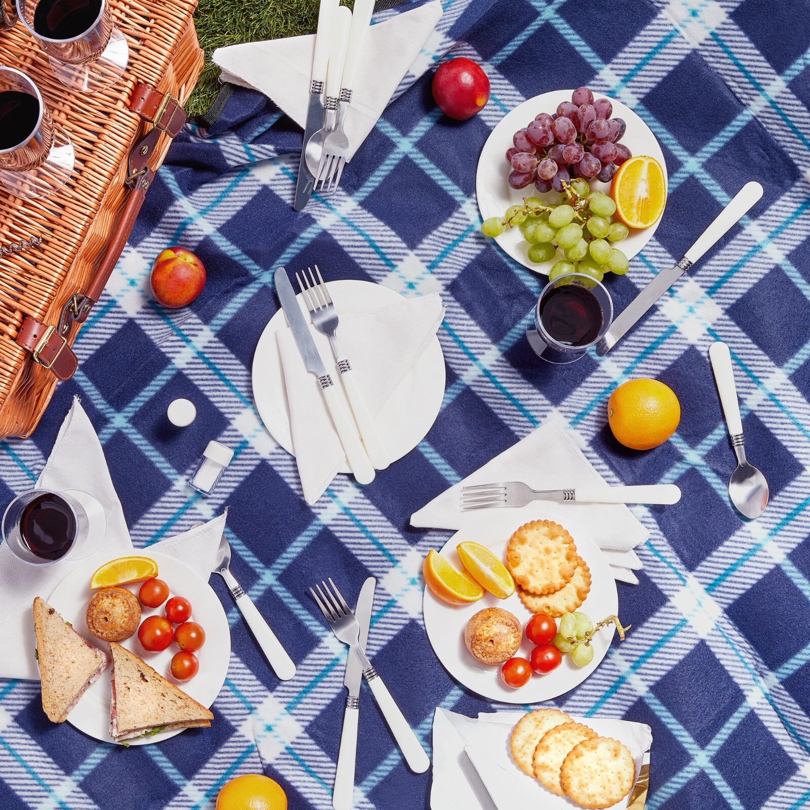 4 Person Picnic Basket, Large Picnic Hamper Luxury Wicker Basket & Rug