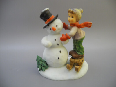 M.J. Hummel Junge Schlitten Schneemann Winterfreunde 61-003-29-9 Winterdorf