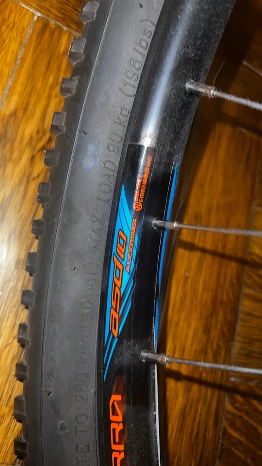 Bicicleta de montaña GT para hombre - 21 velocidades - suspensión delantera - ruedas de 27,5” - azul Foto 3 de 3