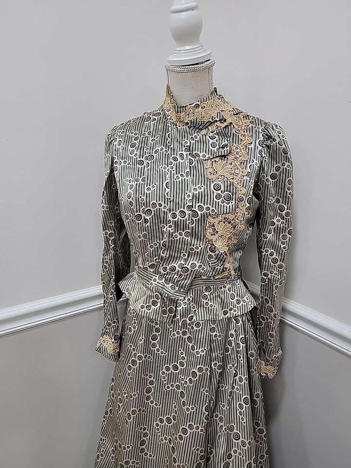 Antiguo conjunto de vestido eduardiano de dos piezas de seda de 1900 con ribete de encaje Foto 3 de 4