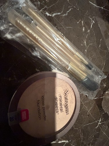 3 Estée Lauder Brushes & Pouch plus Neutrogena Mineral Sheers Foundation Powder - Picture 5 of 7