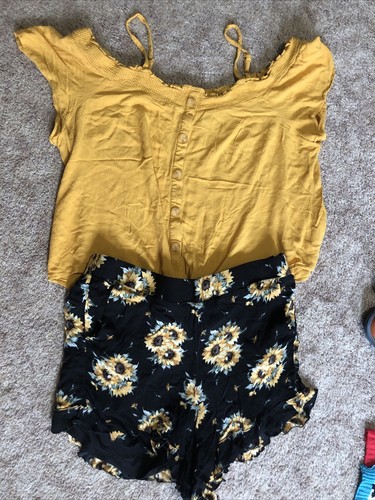 Torrid Sonnenblumen Shorts und gelbes Oberteil plus 1