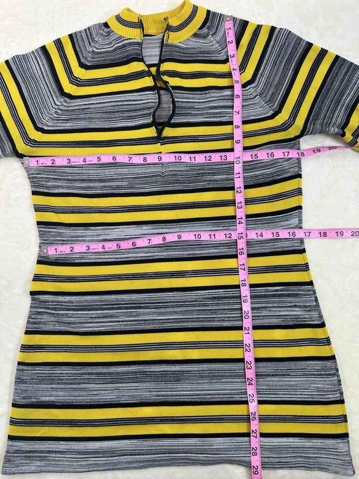Mini vestido de malha vintage década de 1970 M amarelo preto cinza listrado mod gola com zíper retrô - Imagem 4 de 4
