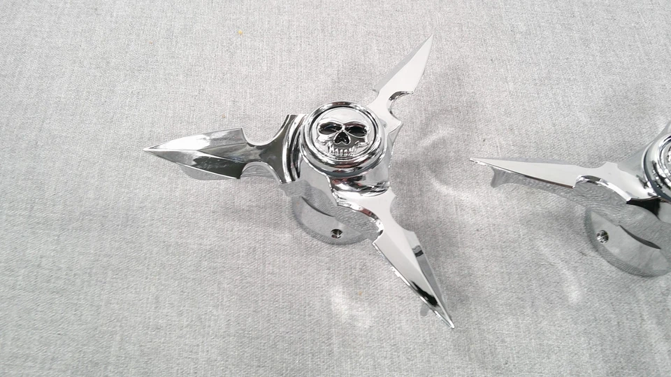Cubierta del eje delantero Kuryakyn hoja giratoria calavera cromada para Harley Davidson Foto 4 de 4