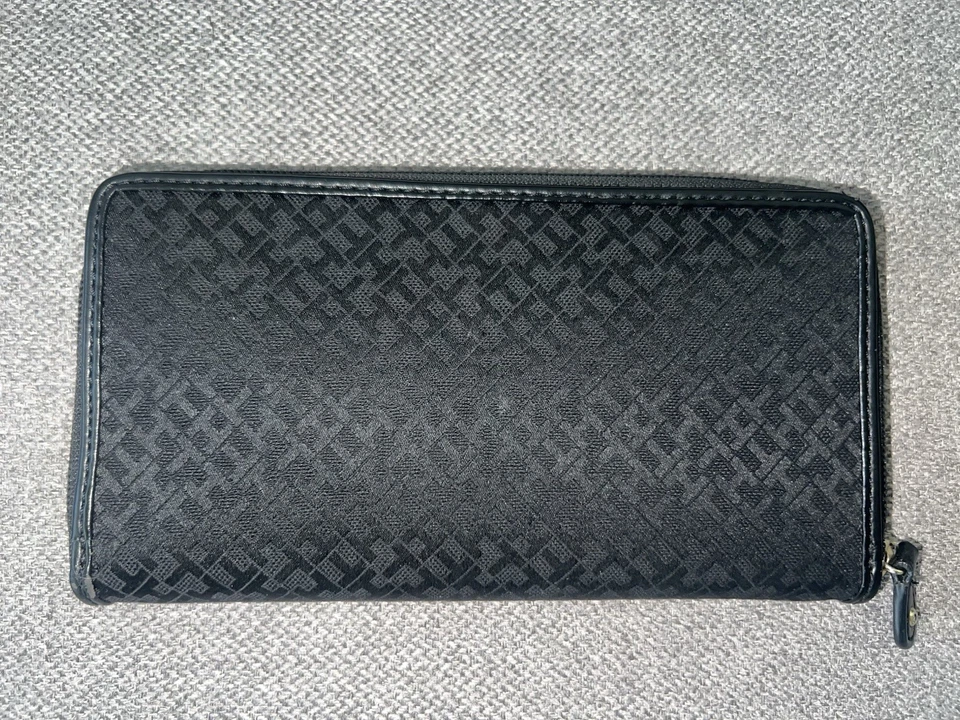 Cartera Tommy Hilfiger negra con cremallera y placa con logotipo Foto 2 de 3