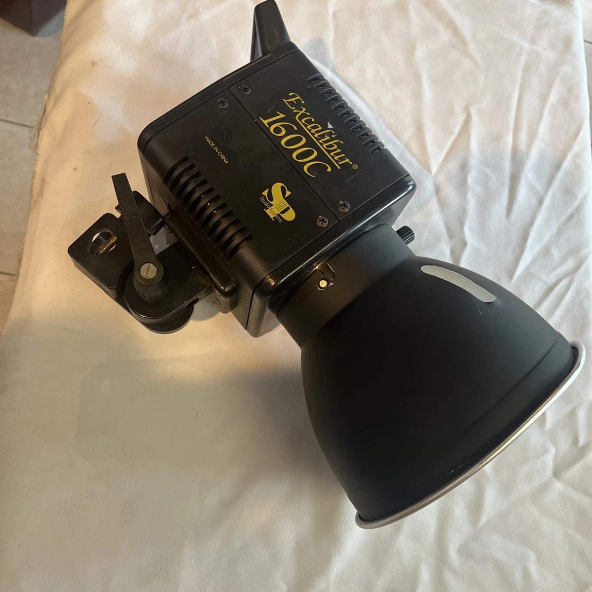 Flash électronique SP Studio Systems Excalibur 1600 Avec Cordon – Occasion, Quelques Marques