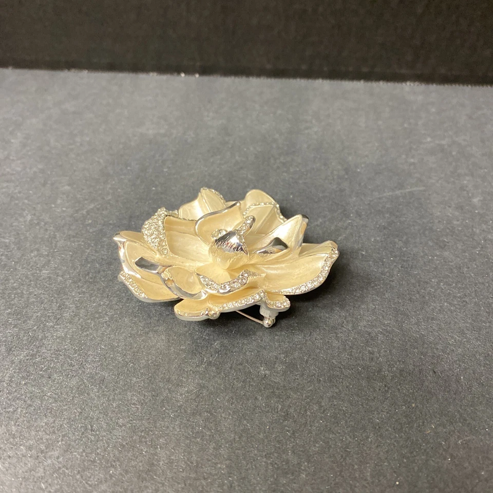 Joan Rivers 花胸针 Gardenia 铺路水晶银色珐琅 — 第 3/4 张图片