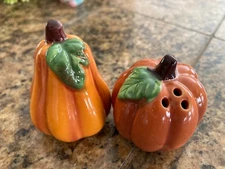 Adorable Cracker Barrel Stoneware  Mini Pumpkin & Gourd Salt and Pepper Shakers