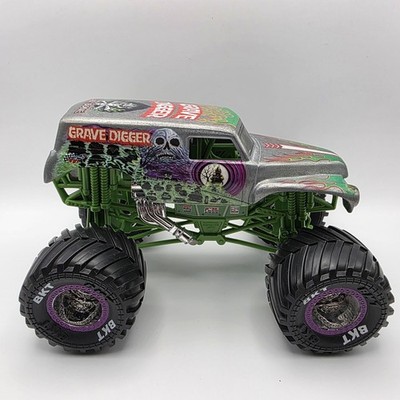 Monster Jam Grave Digger Monster Truck 1:24 Silver Green BKT Tires Diecast 58700