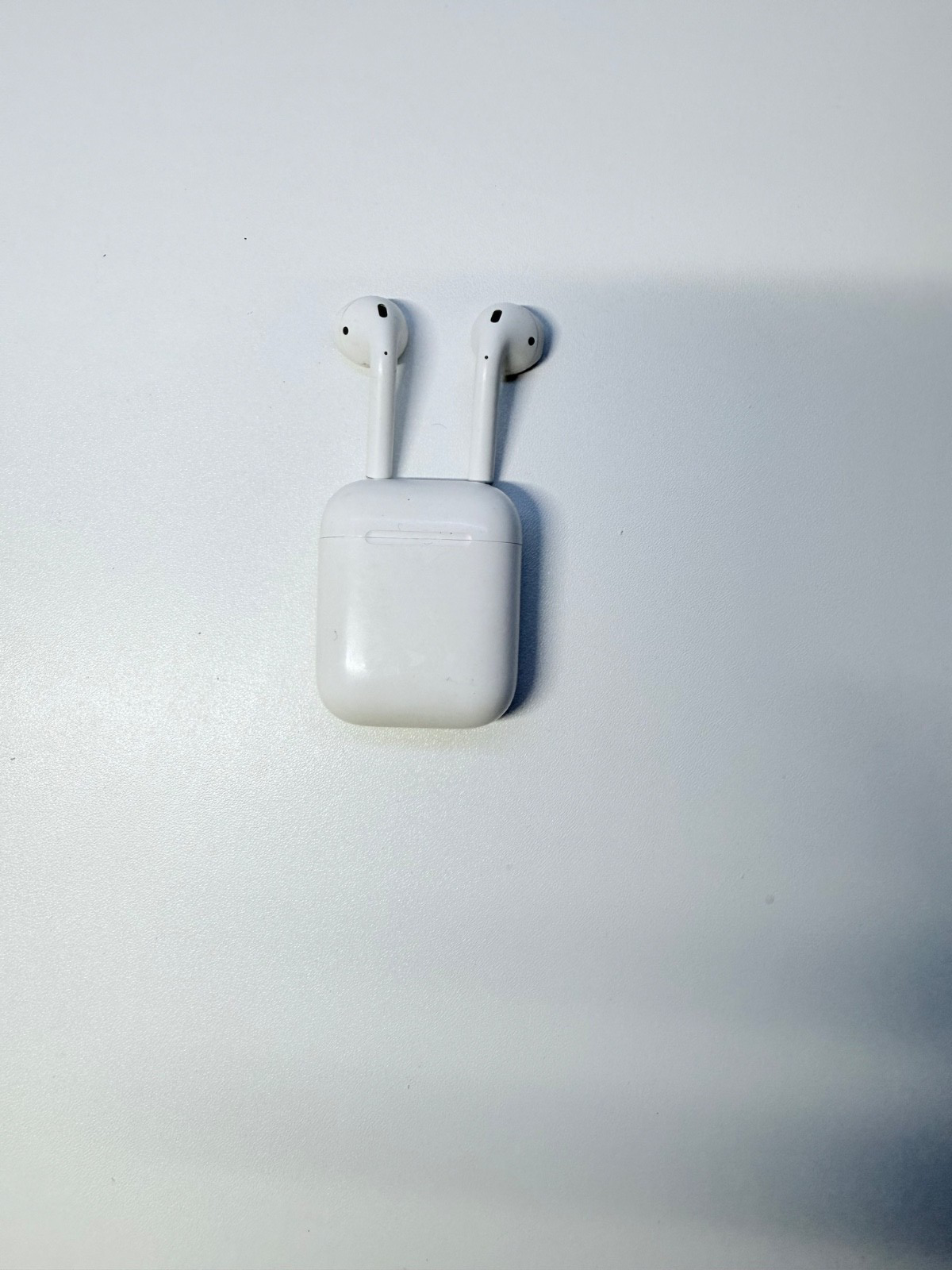 Apple AirPods 1st Generation Headset with Charging Case - White READ DESCRIPTION