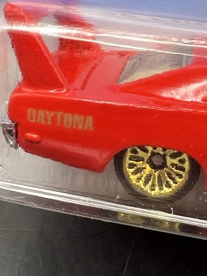 Hot Wheels 1996 первое издание 1970 Charger Daytona красная с золотым кружевом No382 - Изображение 4 из 4