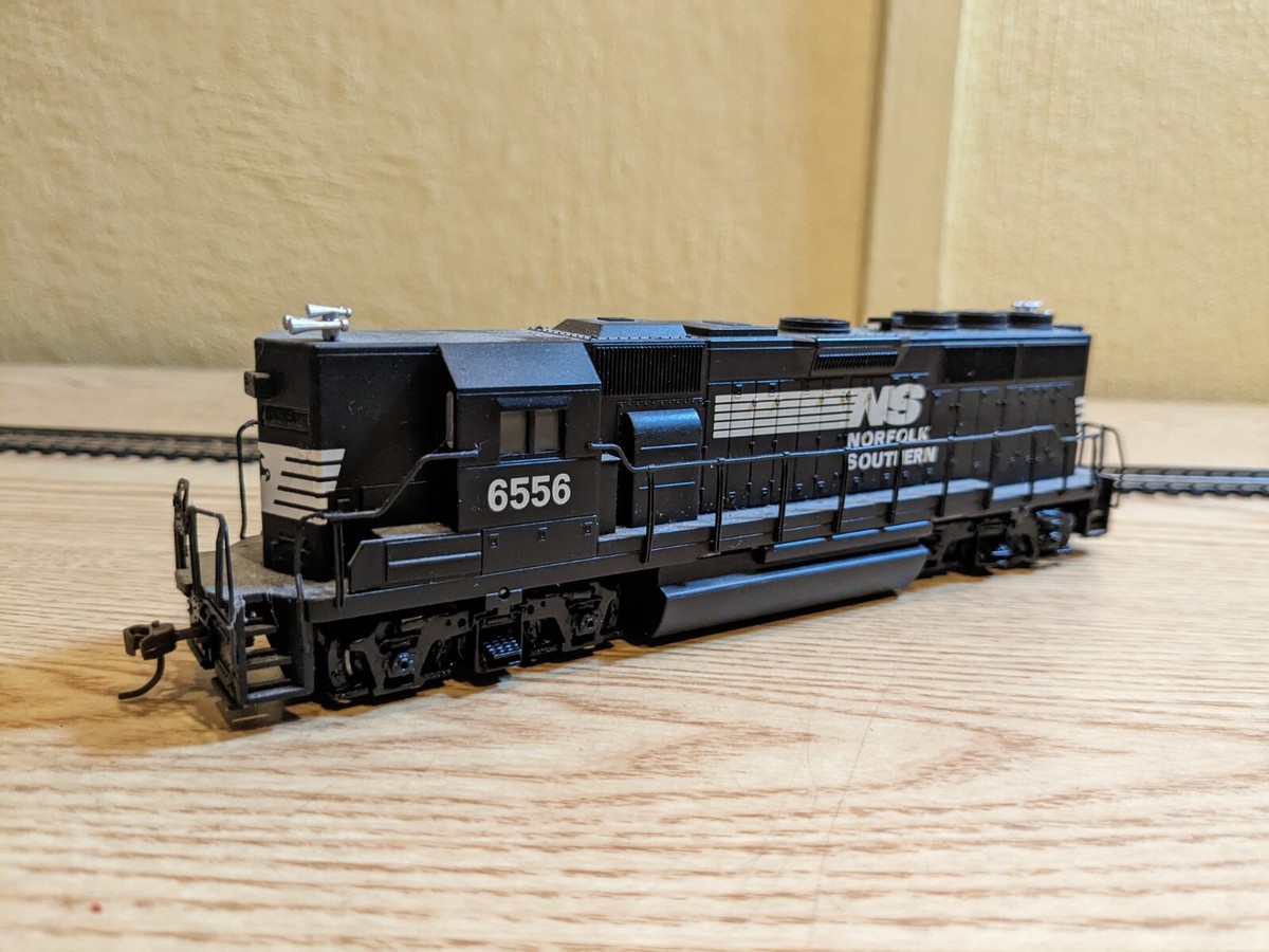 美品　Bachamann N Scale GP 50-SANTA FE 8759 Bachmann USA 61202BAC GP50 EMD 8759 of the Santa Fe - Hattons