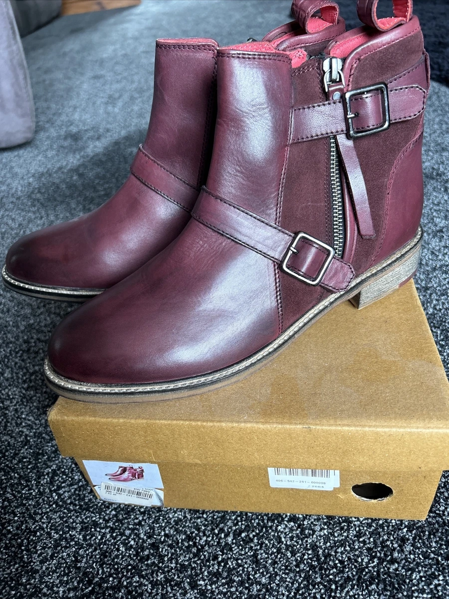White shop stuff boots